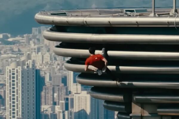 霍諾德在爬到台北101高處時，突然放開雙手。（圖／翻攝Netflix）