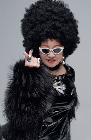 比莉新造型爆炸頭由6頂假髮製成。（圖／環球音樂提供）