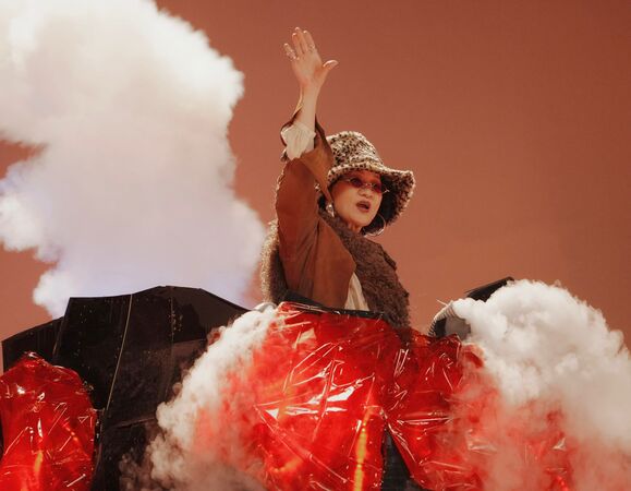 比莉新造型爆炸頭由6頂假髮製成。（圖／環球音樂提供）