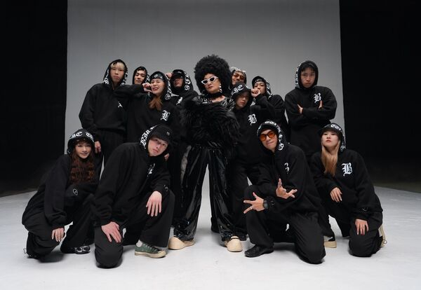 比莉新造型爆炸頭由6頂假髮製成。（圖／環球音樂提供）