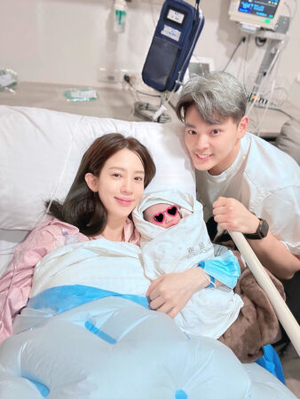 愛雅感動迎接兒子。（圖／愛雅辣呦提供）