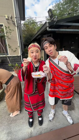 陳漢典變身泰雅女婿,夫妻倆搗年糕。(圖/翻攝IG)