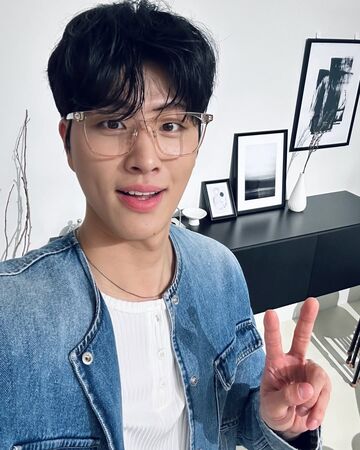 安芝儇被爆熱戀,對象是《換乘戀愛4》成百賢。(圖/翻攝IG)