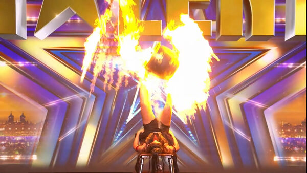 楊立微用雙腿滾火缸及火桌。(圖/翻攝楊立微臉書)