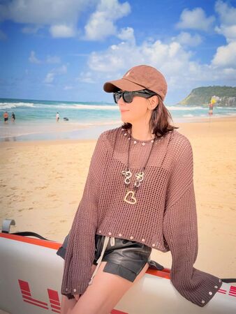 賈靜雯帶著家人到海邊度過悠閒時光。(圖/翻攝賈靜雯臉書)