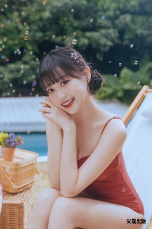 邊荷律於生日宣布推出寫真書 。（圖／尖端提供）