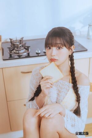 邊荷律於生日宣布推出寫真書 。（圖／尖端提供）