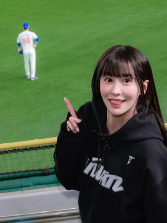 啾啾挺孕肚去日本為陳晨威應援。（圖／翻攝啾啾IG）