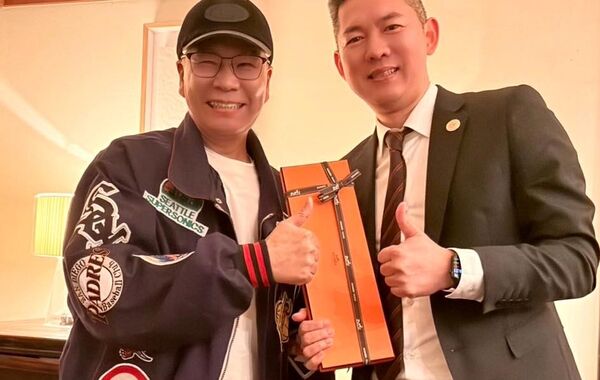 沈玉琳買愛馬仕送保險顧問。(圖/翻攝沈玉琳臉書)