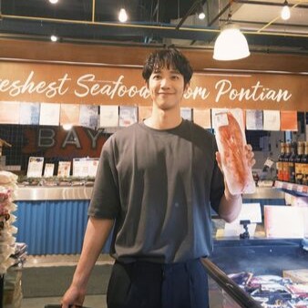 劉以豪上傳多張女友視角照逛超市。(圖/翻攝劉以豪IG)