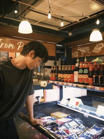 劉以豪上傳多張女友視角照逛超市。(圖/翻攝劉以豪IG)