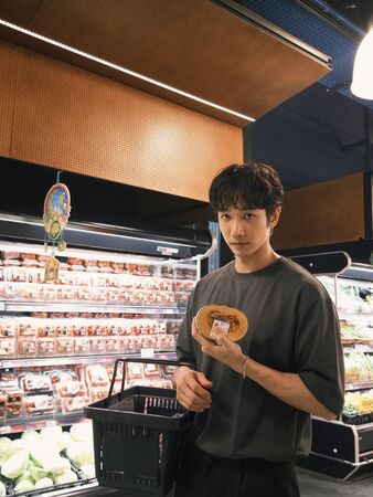 劉以豪上傳多張女友視角照逛超市。(圖/翻攝劉以豪IG)