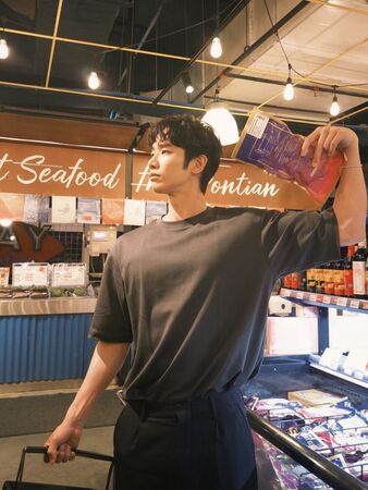 劉以豪上傳多張女友視角照逛超市。(圖/翻攝劉以豪IG)