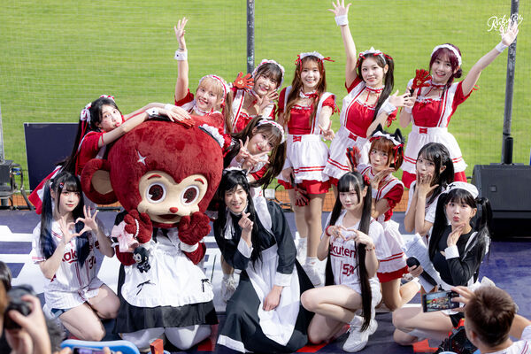 樂天女孩全穿上女僕裝應援。（圖／樂天桃猿提供）