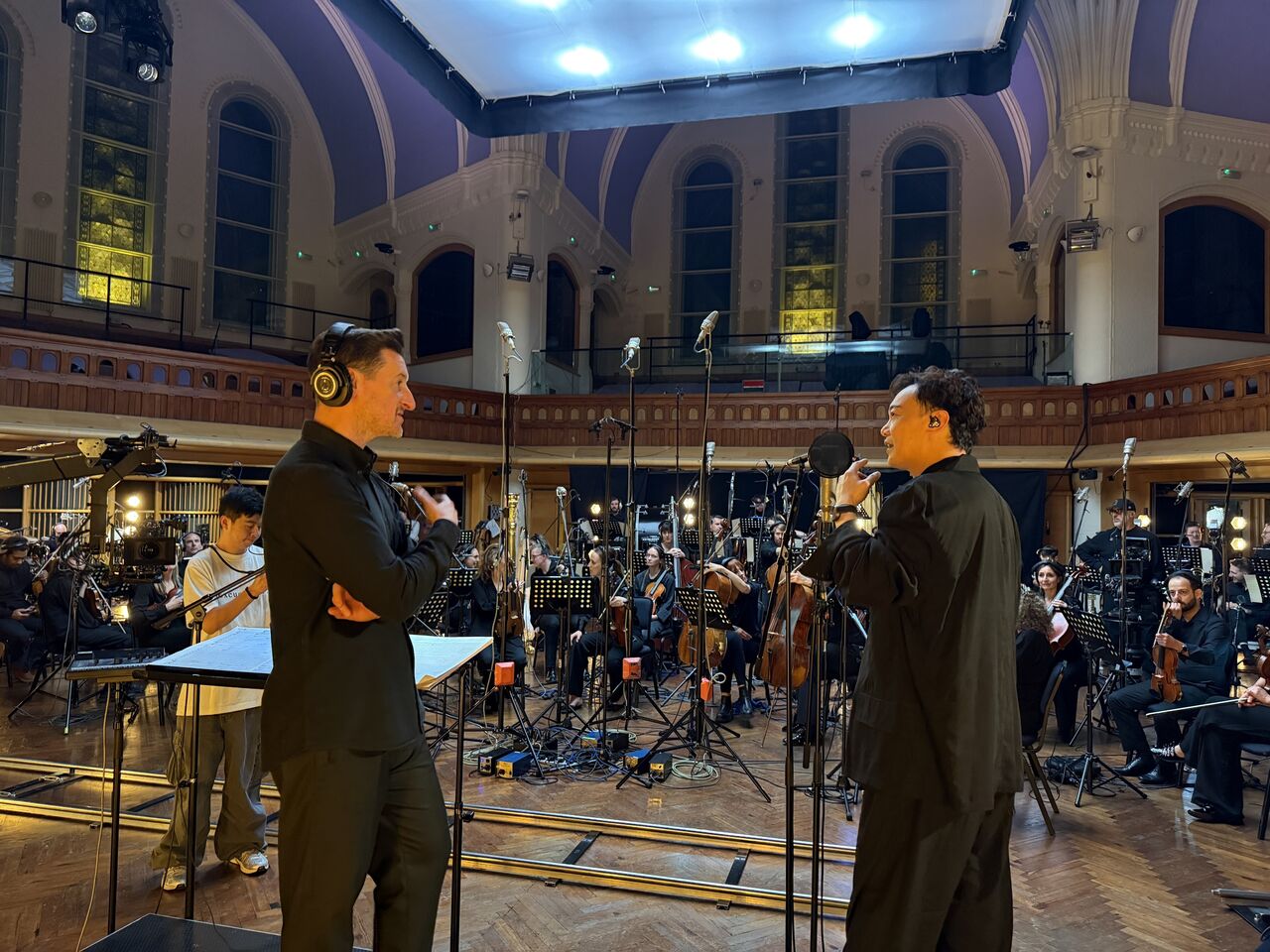 陳奕迅赴倫敦重唱〈K歌之王 AIR〉管弦樂版本。(圖/環球提供)