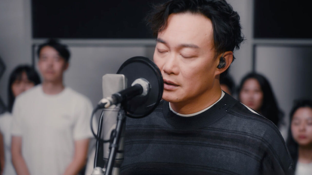 陳奕迅赴倫敦重唱〈K歌之王 AIR〉管弦樂版本。(圖/環球提供)