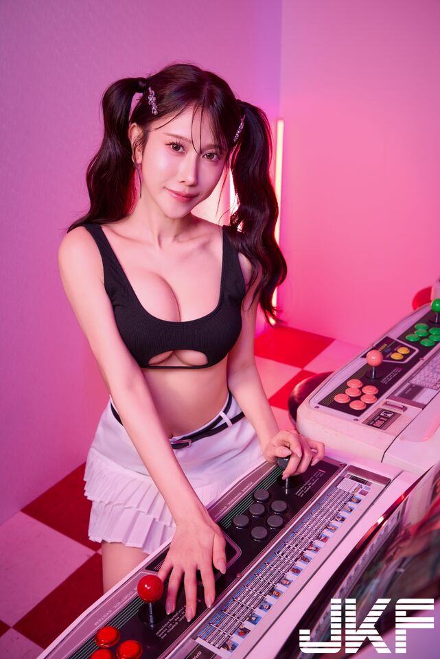 名取久留美拍攝雜誌封面。(圖/JKF提供)