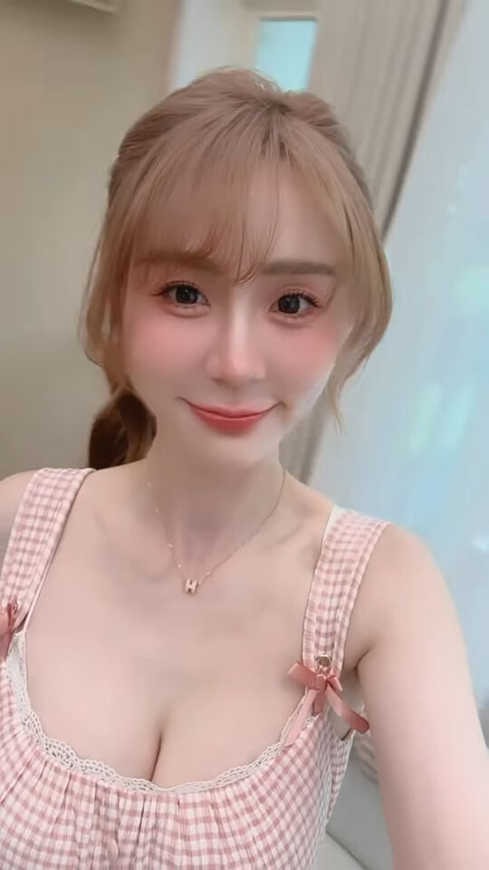 短今放送性感影片。（圖／翻攝短今IG）