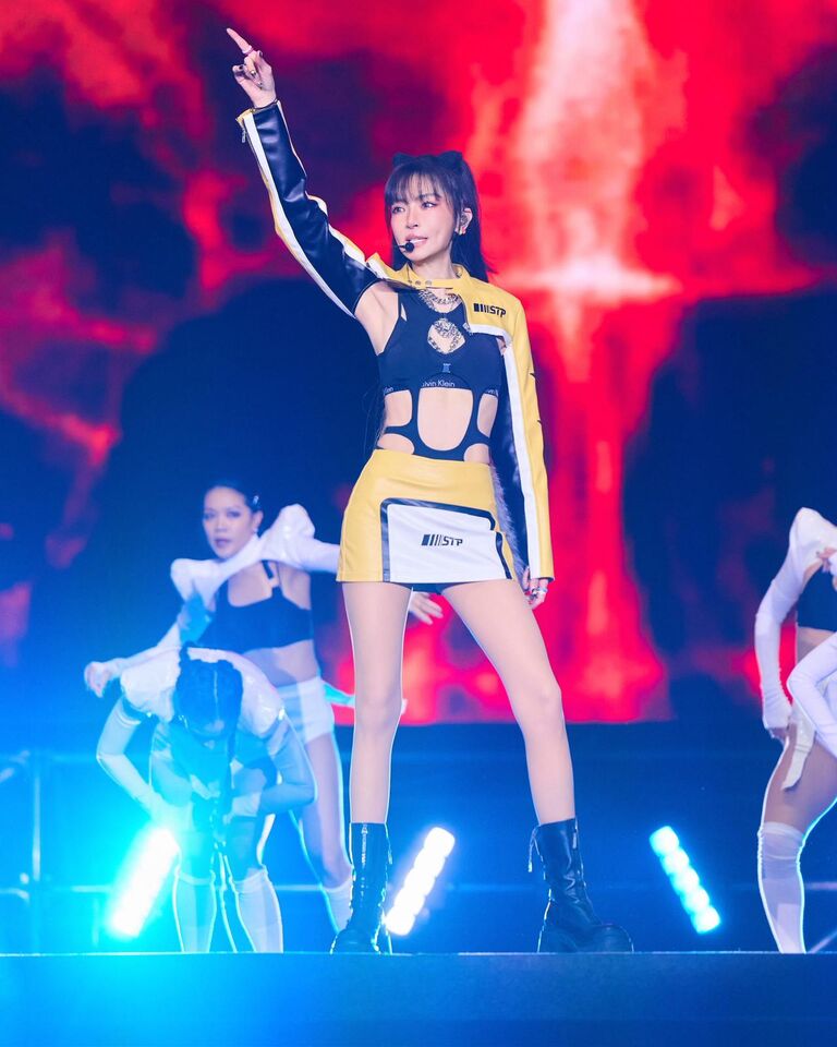 謝金燕於鴻海尾牙載歌載舞。（圖／一直打不倒有限公司）