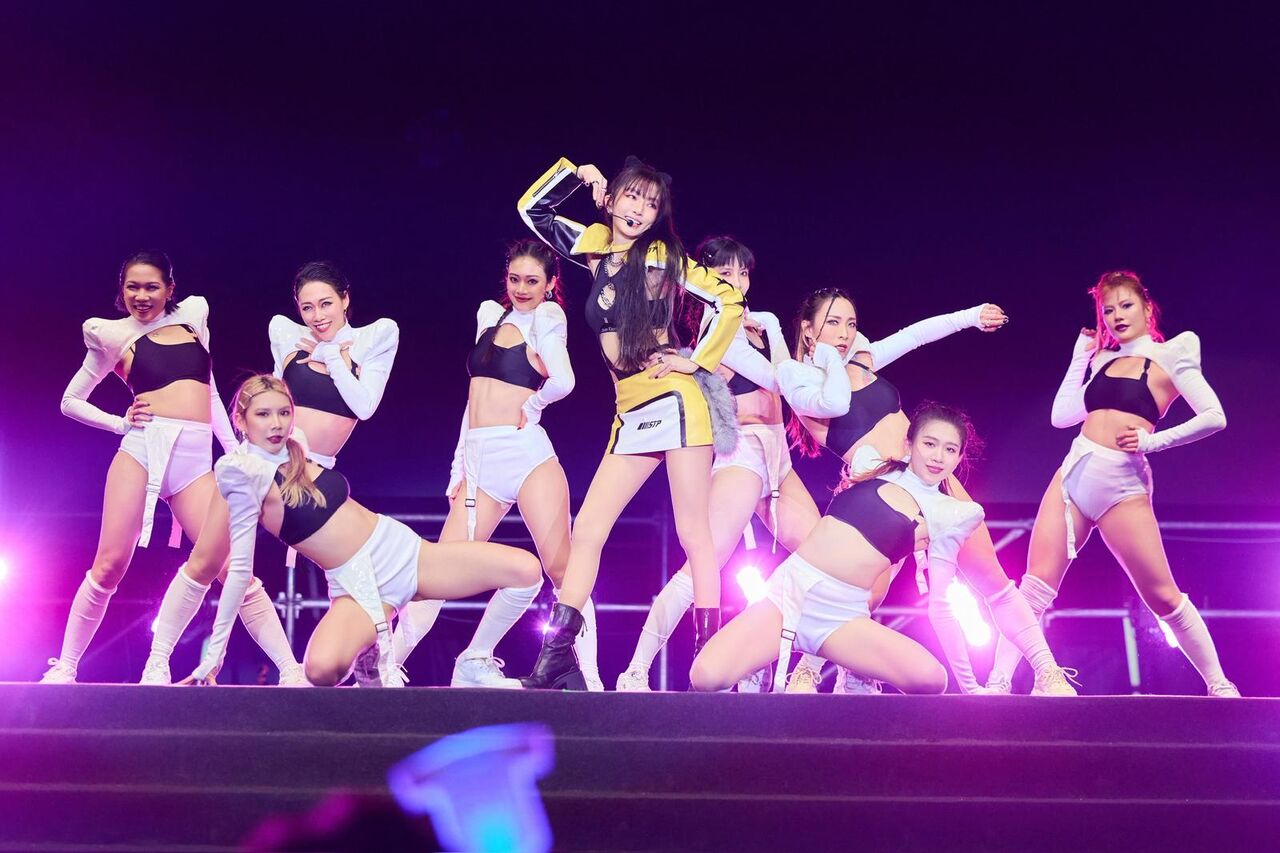 謝金燕於鴻海尾牙載歌載舞。（圖／一直打不倒有限公司）