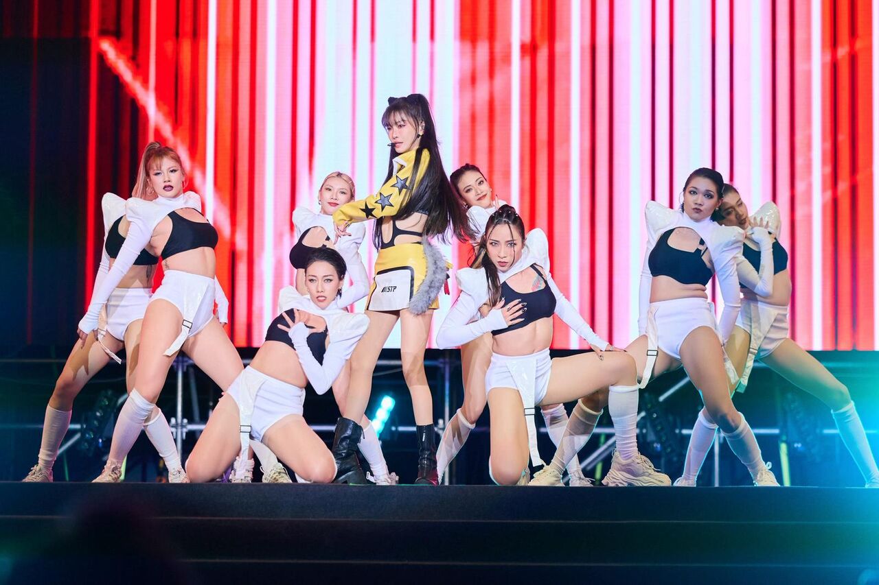 謝金燕於鴻海尾牙載歌載舞。（圖／一直打不倒有限公司）