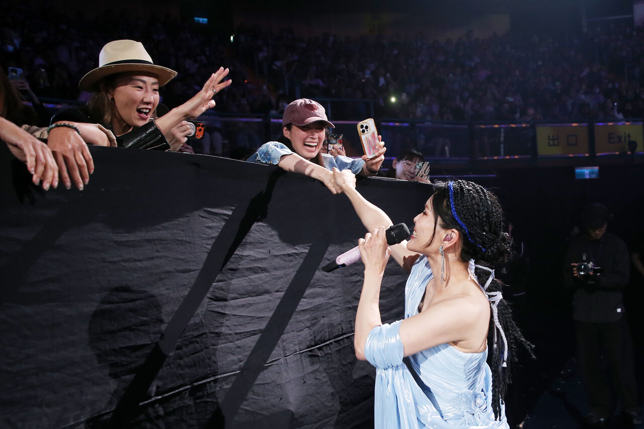 周蕙演唱會月亮道具出狀況，導致卡在半空中。（圖／寬宏提供）