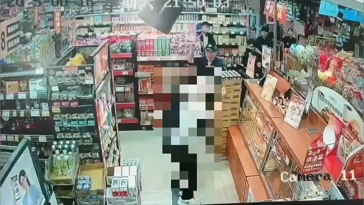 ▲警方持盾牌到場。（翻攝畫面）