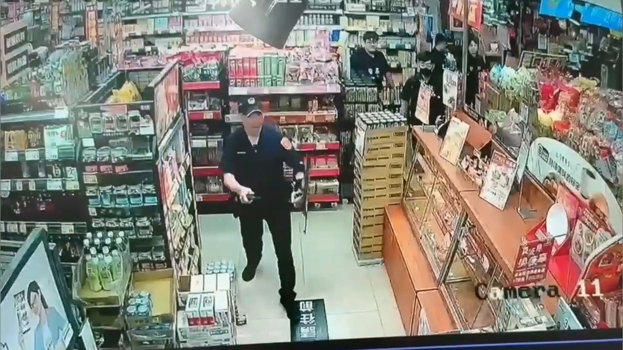 ▲警方持盾牌到場。（翻攝畫面）