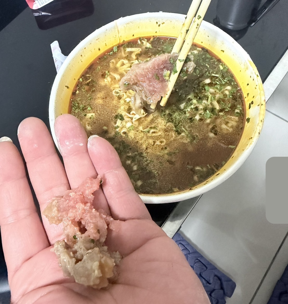 控維力食品泡麵出現疑似未熟肉塊　消費者不滿處理態度正式提申訴