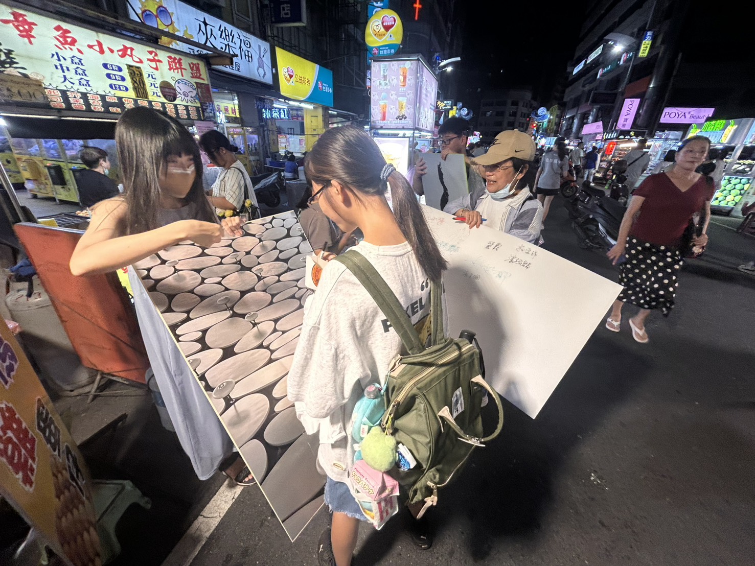 高雄空大攜手27位攝影家進駐六合夜市　《走拍台灣－看見愛》快閃展吸引國際旅客駐足