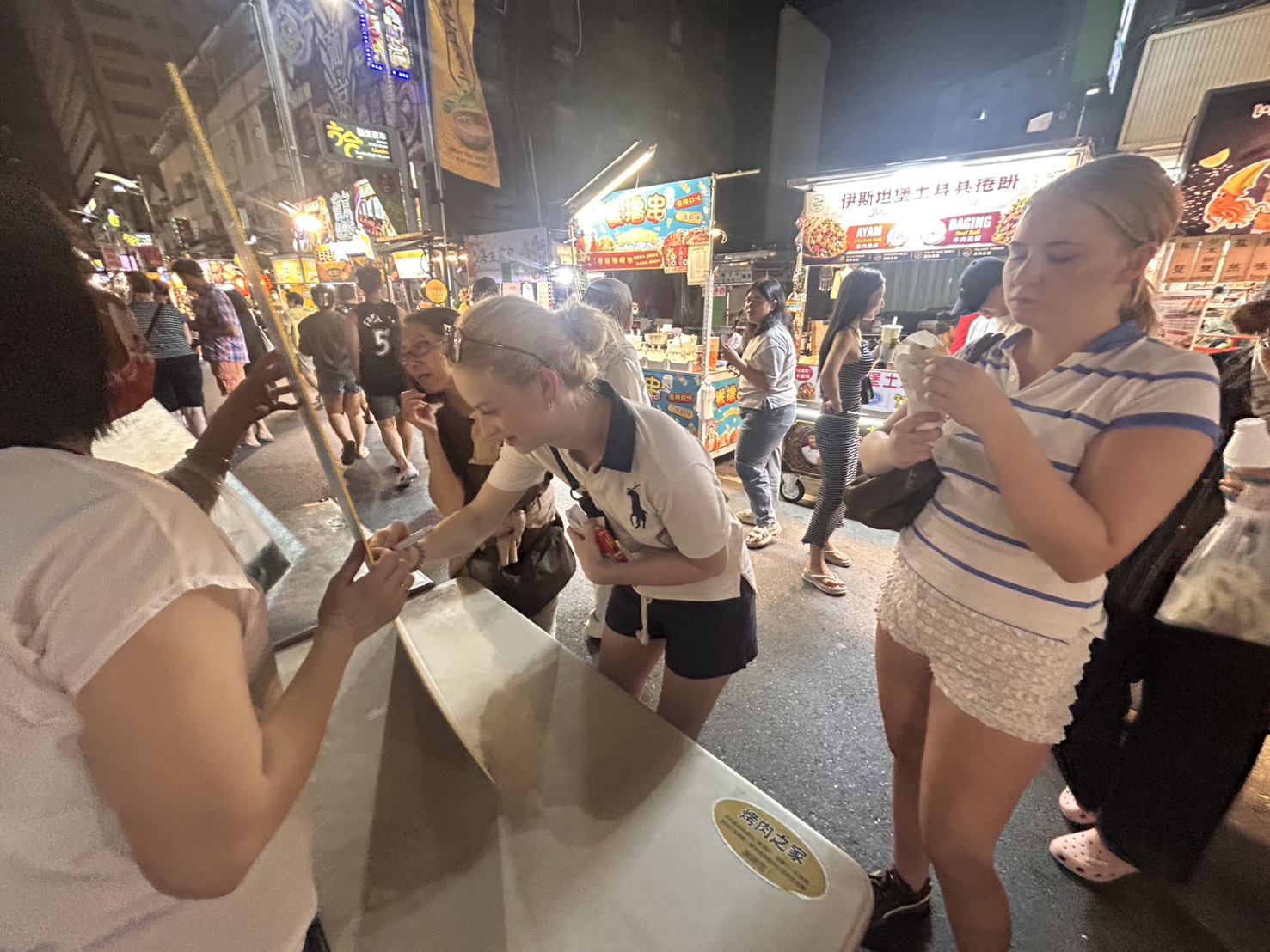 高雄空大攜手27位攝影家進駐六合夜市　《走拍台灣－看見愛》快閃展吸引國際旅客駐足