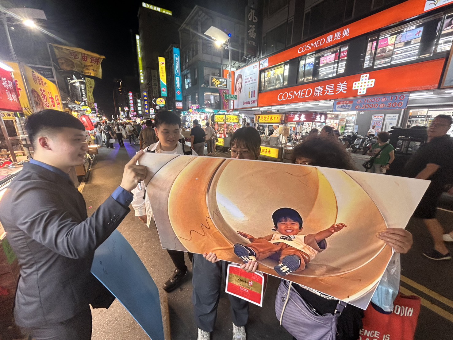 高雄空大攜手27位攝影家進駐六合夜市　《走拍台灣－看見愛》快閃展吸引國際旅客駐足