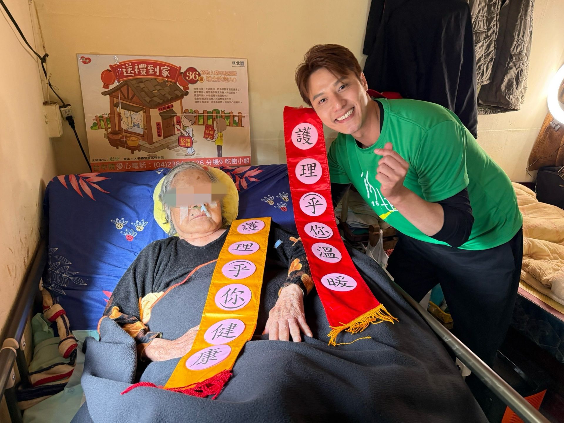張睿家走入案家,親手送上年節祝福,傳遞「寒士吃飽30-送禮到家」的溫暖心意。