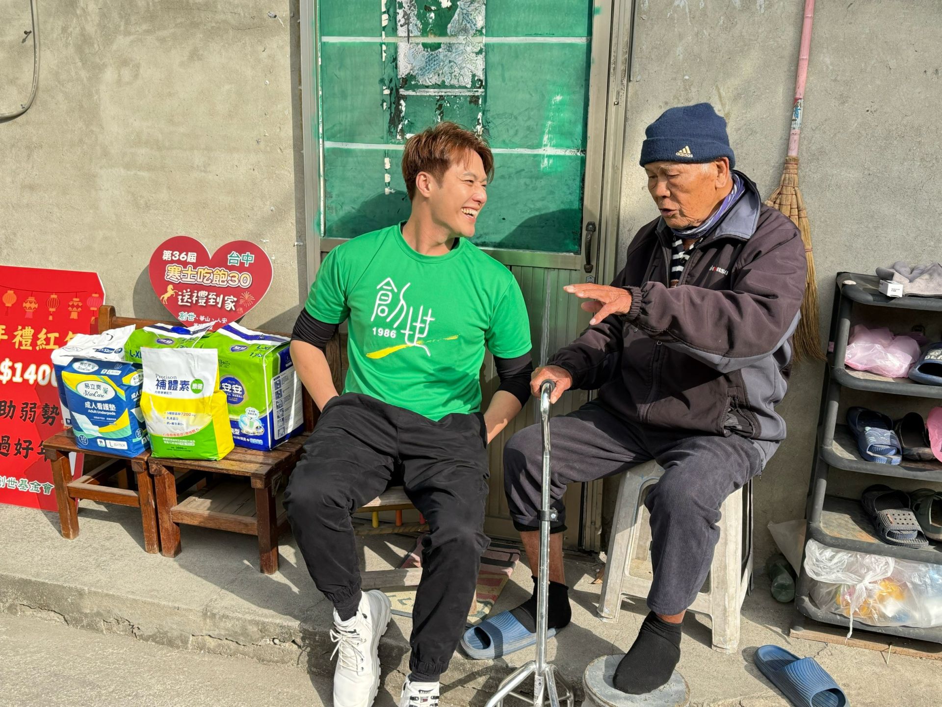 藝人張睿家南下台中，陪伴高齡照顧者聊天互動，實地關懷植物人家庭日常生活狀況。