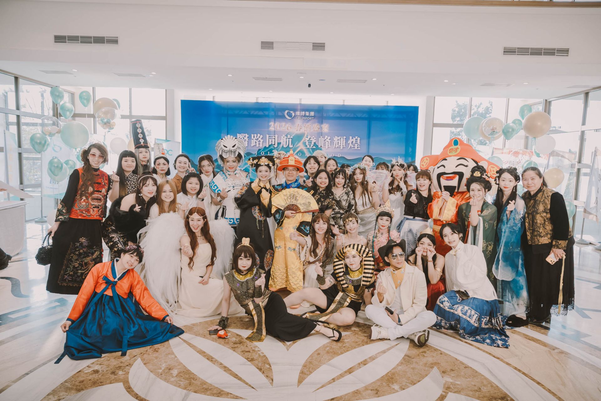 康博百桌春酒揭幕自費醫療創業新局 春酒變身世界服飾嘉年華！康博布局「自費醫療合夥創業平台」助百位醫師創業