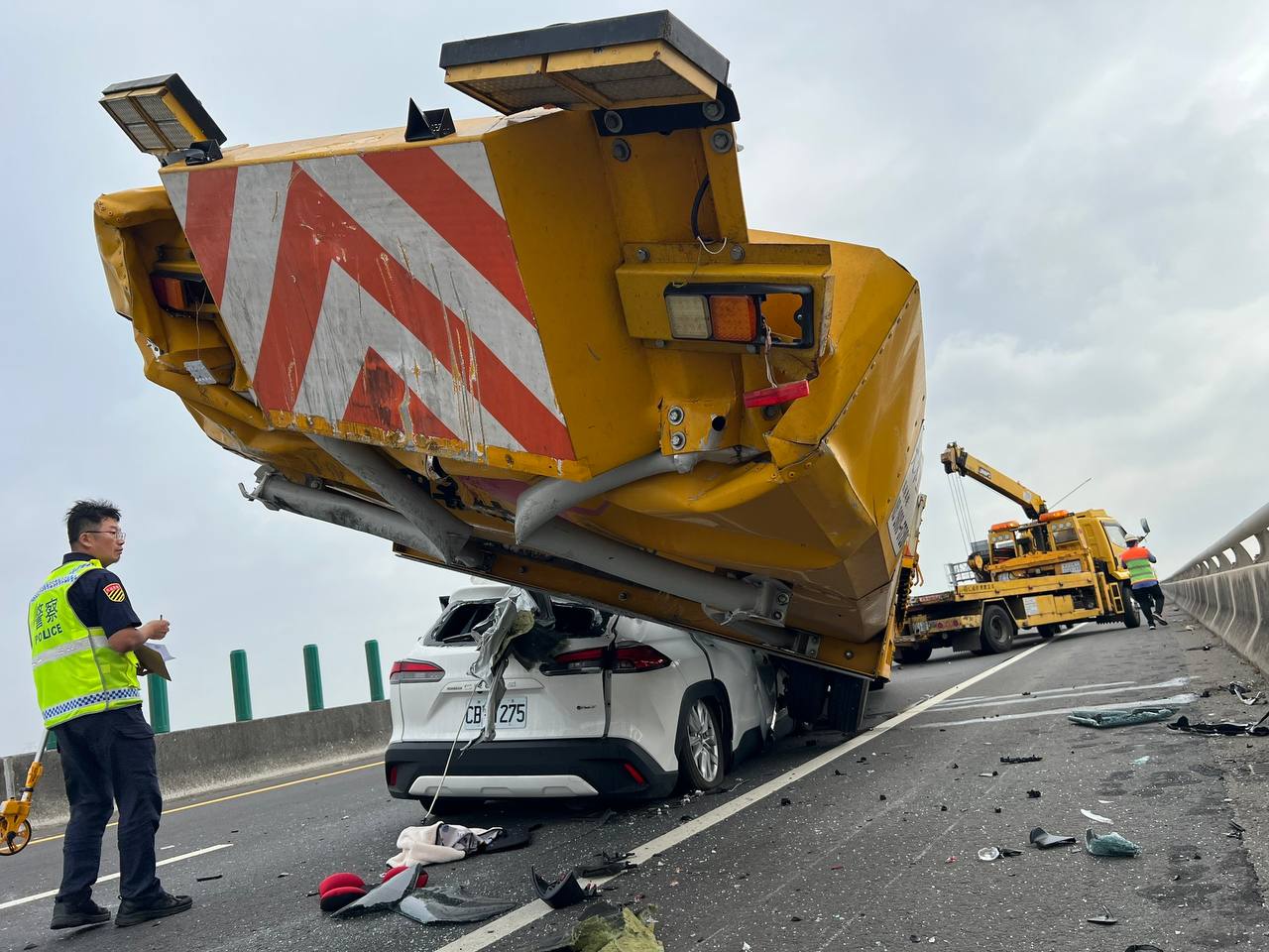 台61西濱奪命追撞！休旅車猛撞工程車　22歲男胸骨碎裂慘死車內