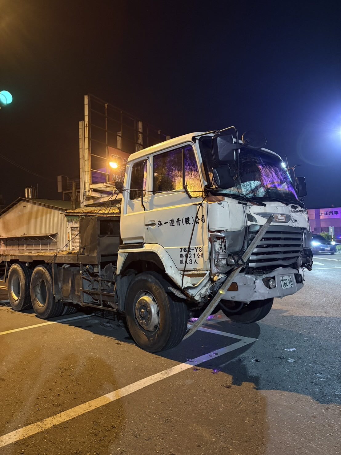 疑竊賊偷開拖板車 凌晨於屏東市歸仁路狂撞民宅店.(圖/threads@c.xztt 授權使用)