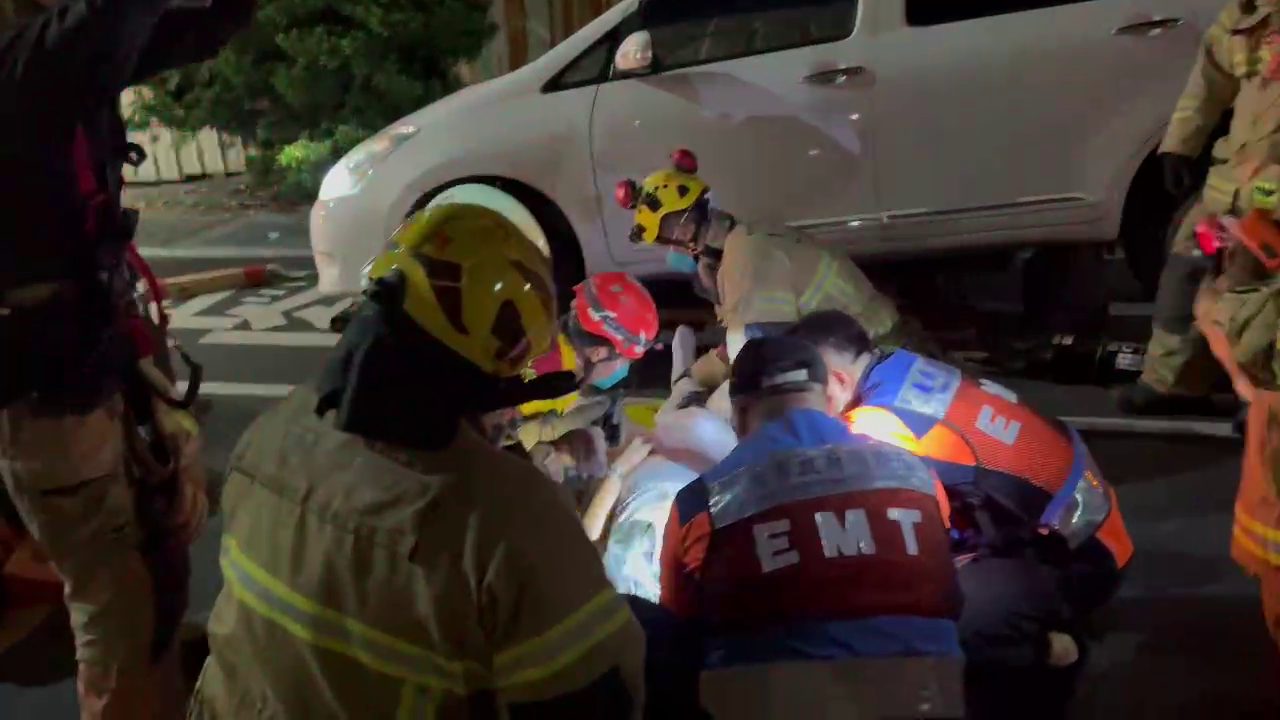 ▲▼由於騎士受困車底,消防隊獲報後立即到場搶救,並將騎士送醫1(圖/記者王俊勝 翻攝;未經授權請勿翻攝)