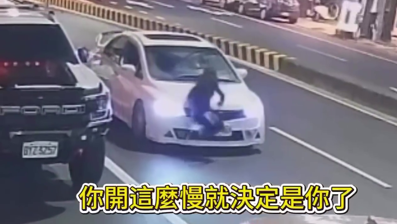 獨／台南女鬧區疑碰瓷！蹲車道後自撞白車倒地　第二次慘被黑車撞飛