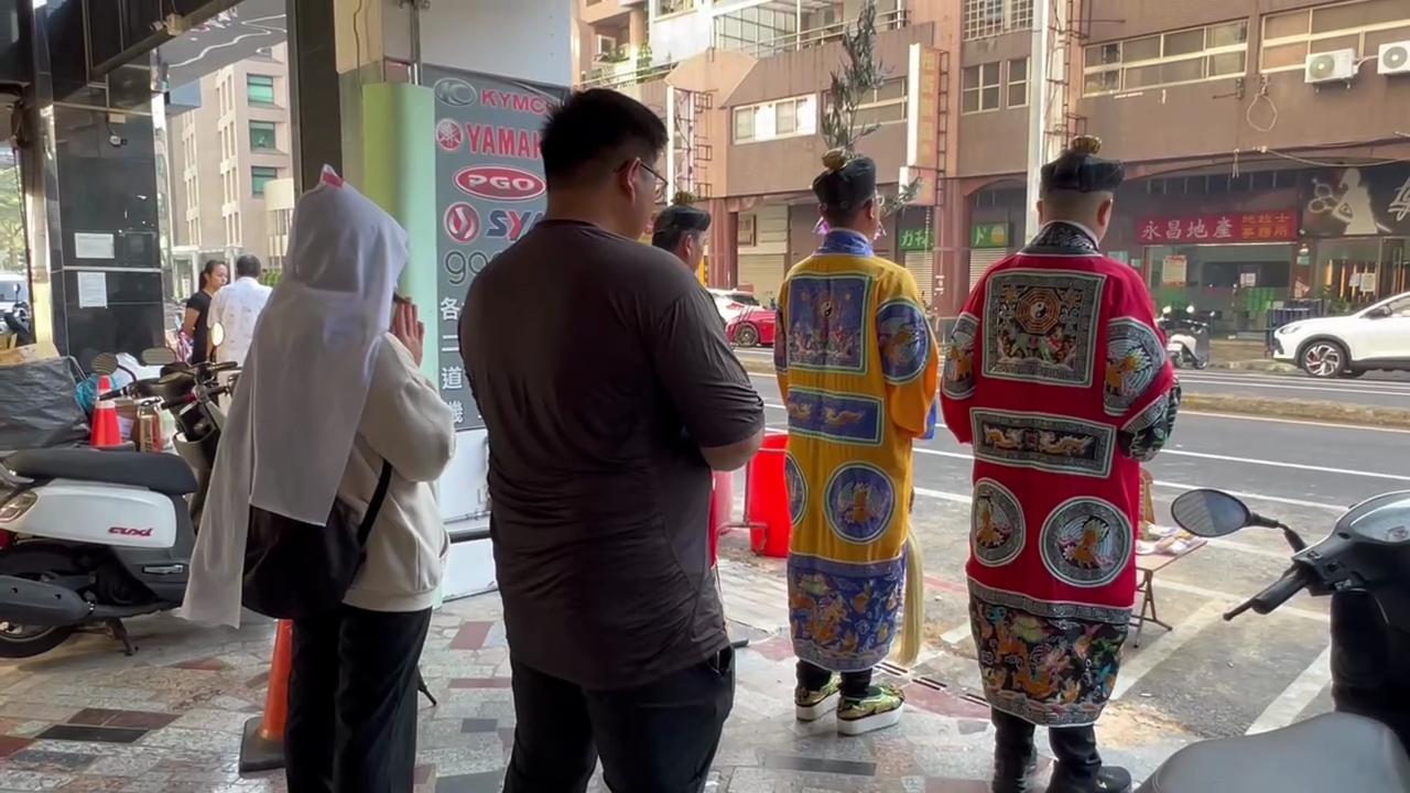 ▲陳姓死者妹妹(左)、男友(右)(圖/記者王俊勝 攝)