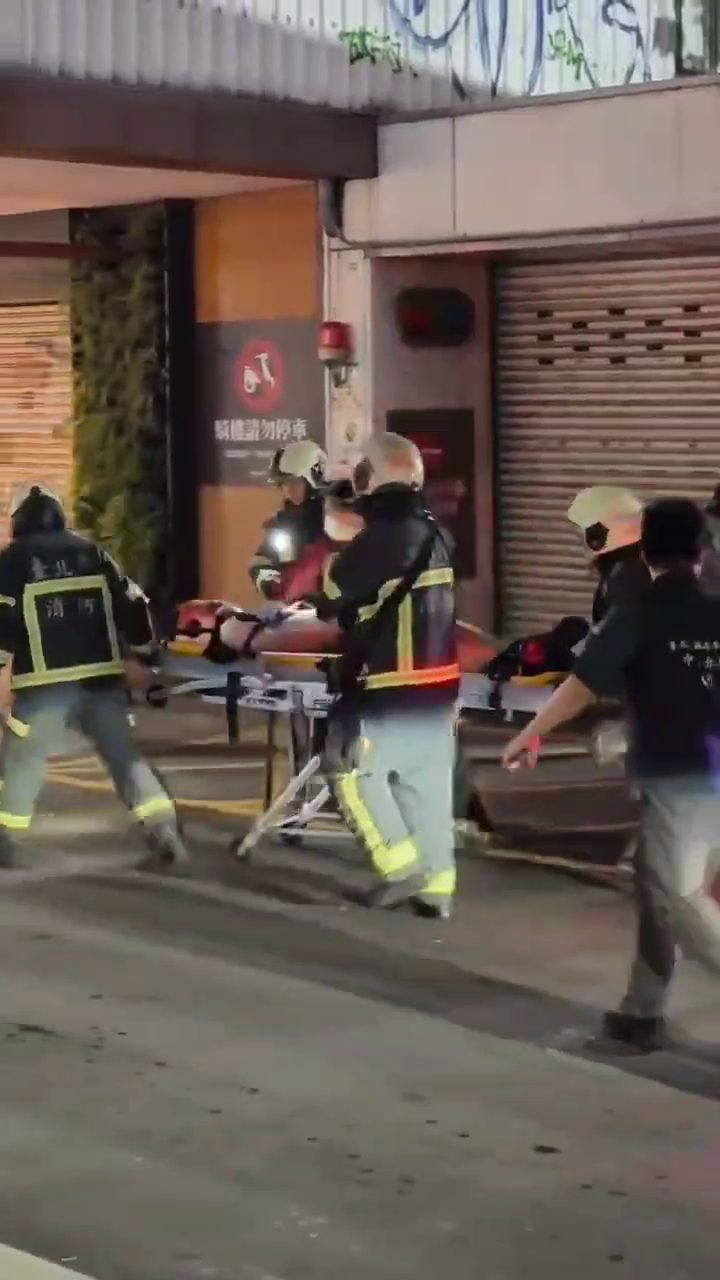 ▲張文墜樓後送醫畫面（圖／翻攝自網路）
