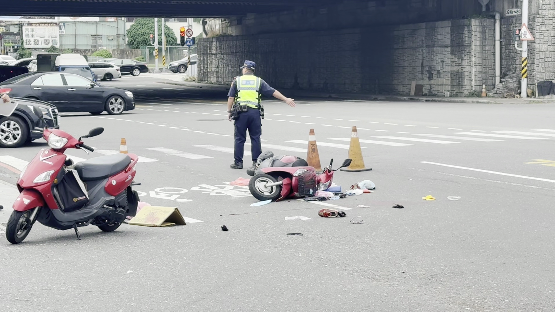 ▲現場遺留女騎士染血衣物及鞋子，安全帽也有明顯裂痕（圖／記者王俊勝 攝）