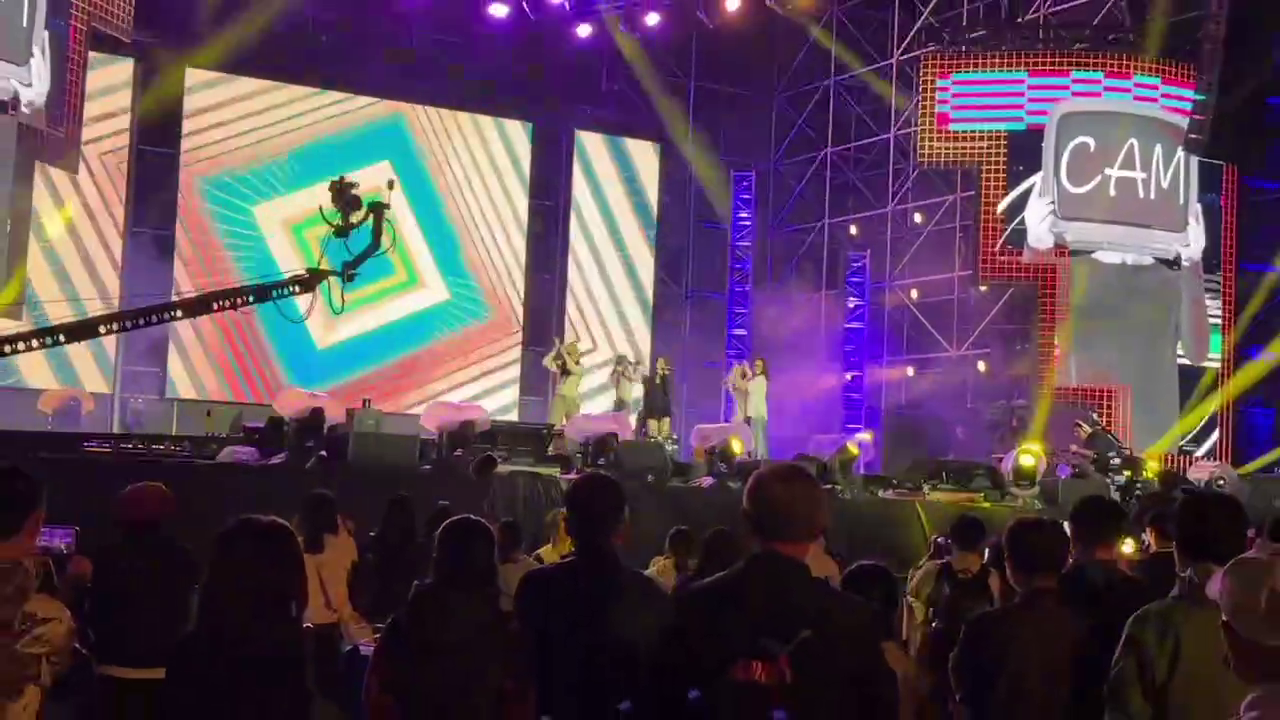 ▲今日彩排時已有許多歌迷粉絲提前卡位（圖／記者王俊勝 攝）