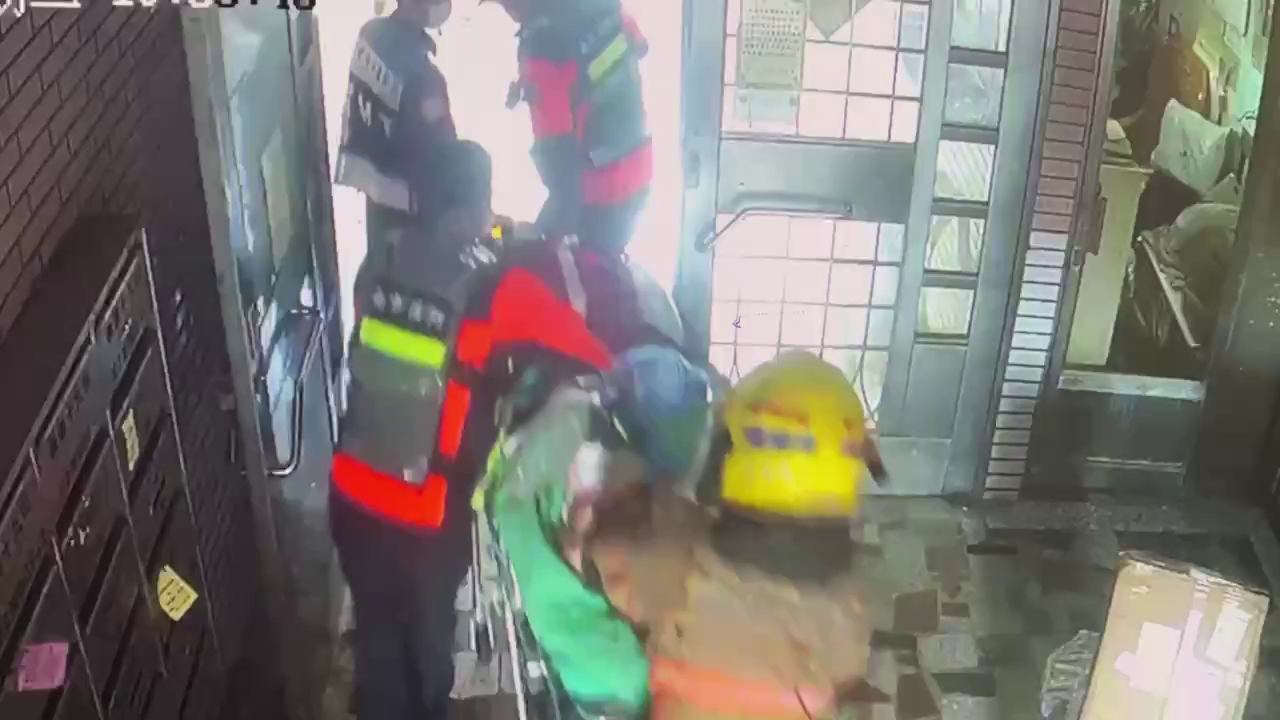 ▲消防獲報後到場立即將男子送醫（圖／記者王俊勝 翻攝）