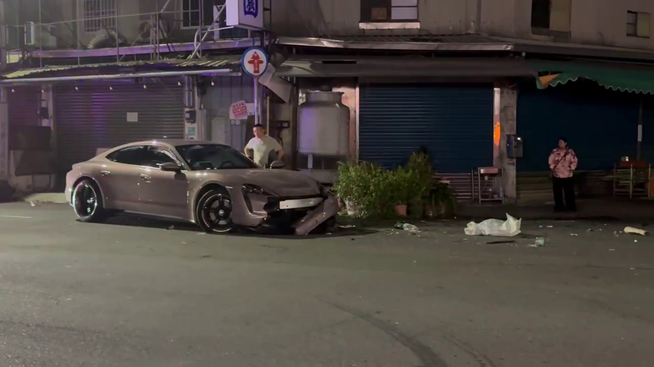 ▲保時捷女駕駛「打保齡球式」連撞7車!衝對向撞小貨車…被推10多公尺 疑酒駕警帶回調查(圖/記者王俊勝 翻攝)