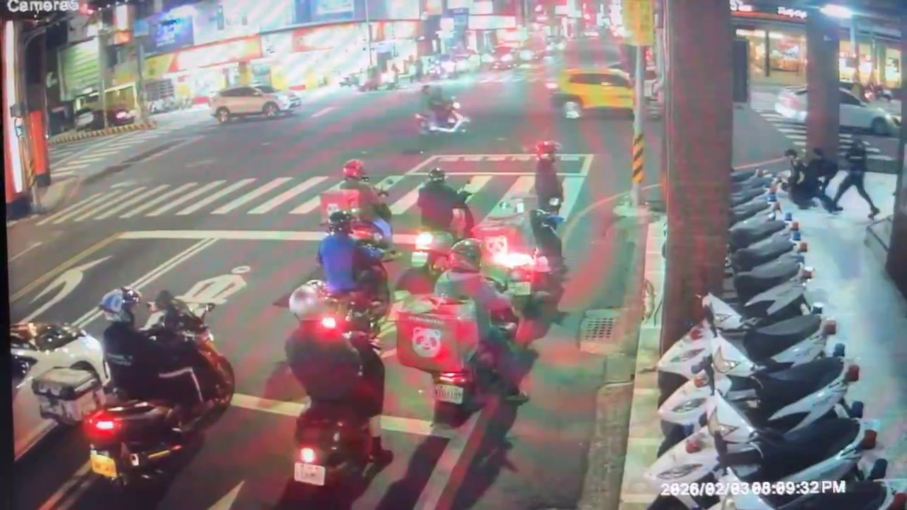 陳姓男子疑失戀路上隨機砍人,造成1男1女路人腹部、背部穿刺傷(圖/記者王俊勝 翻攝)2