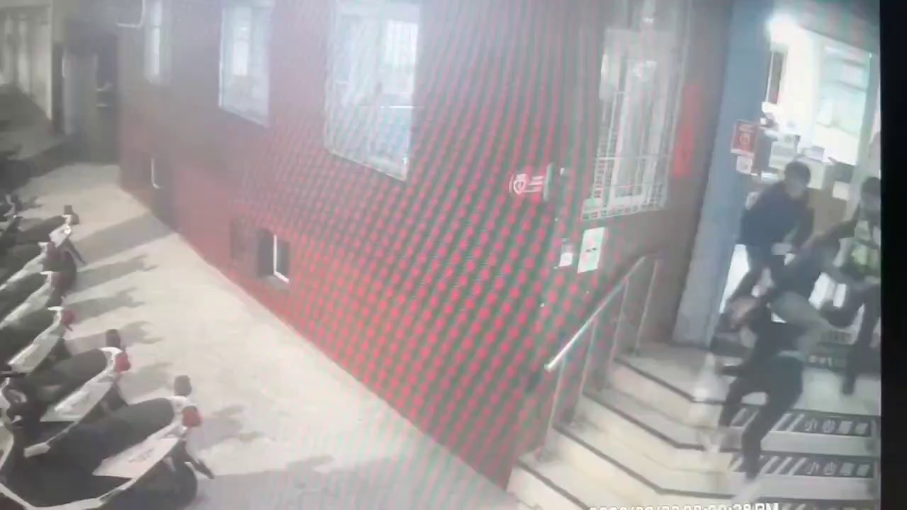 陳姓男子疑失戀路上隨機砍人,造成1男1女路人腹部、背部穿刺傷(圖/記者王俊勝 翻攝)1