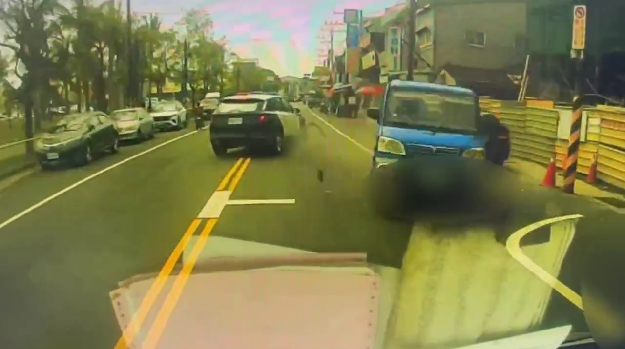 ▲台南竊車牌小貨車拒檢狂飆！衝撞警車再撞民車 嫌犯棄車逃亡（圖／記者王俊勝 翻攝）