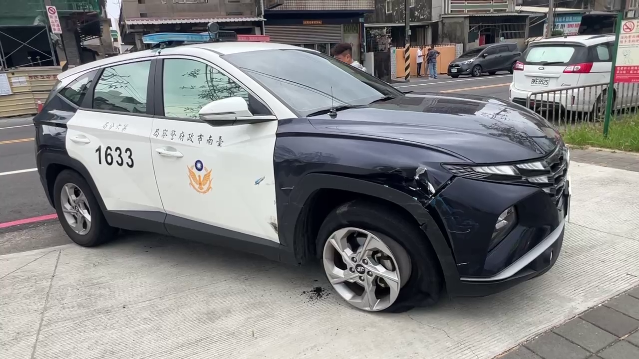 ▲▼經車保險桿及輪胎都爆胎（圖／記者王俊勝 翻攝；未經授權請勿翻攝）