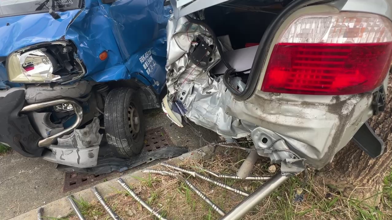 ▲▼撞警車後失控衝撞路旁民車（圖／記者王俊勝 翻攝；未經授權請勿翻攝）1